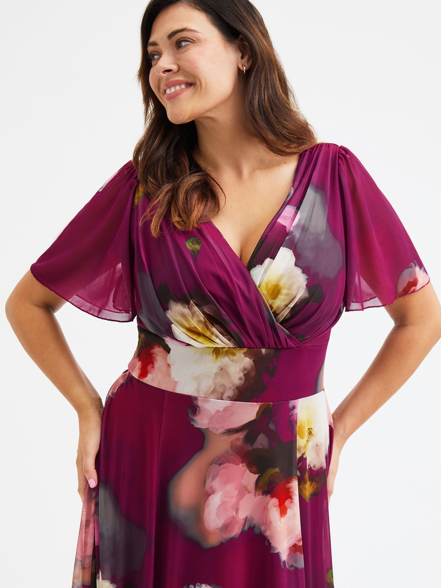 petite dresses for curvy ladies Want to know the 4 best dresses for curvy petite women? Keep reading , , 1 Wear wrap dress: Wearing a wrap dress is perfect because it accentuates your waist and balances your heavier